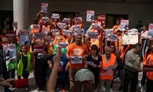 Afectados por las subidas de Blackstone y activistas del Sindicato de Inquilinas de Madrid y Stop Desahucios sujetan pancartas en los juzgados de Alcorcón (Madrid) durante una protesta contra los procesos judiciales de desahucio que el fondo de inversión