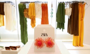 Diversas prendas de Zara, la principal enseña de Inditex, en su tienda de la Plaza de España de Madrid, una de las mayores del mundo. REUTERS/Juan Medina