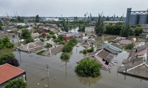 Una vista muestra un área inundada después de la ruptura de la represa Nova Kakhovka,