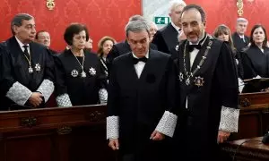 El nuevo magistrado del Tribunal Supremo Ricardo Cuesta (c) junto con el juez Manuel Marchena (d) durante la ceremonia de toma de posesión del cargo celebrada en Madrid (España), a 15 de enero de 2020 .