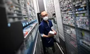 Imagen de archivo tomada el 19 de octubre de 2022 de un farmacéutico sacando una caja de medicamentos en una farmacia en París.