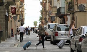 Foto de archivo de unas turistas que buscan su hospedaje en una zona de apartamentos turísticos de Alicante. EFE/Marta Pérez