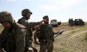 Varios militares ucranianos participan en un ejercicio de entrenamiento no lejos de la línea del frente en la región de Donetsk, a 8 de junio de 2023.