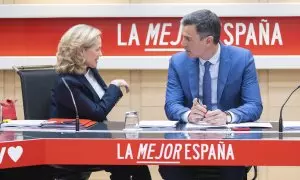 La vicepresidenta del Gobierno, Nadia Calviño, junto al presidente Pedro Sánchez en la sede del PSOE en Ferraz.