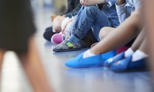 Niños con zapatillas de casa en el Colegio Público Víctor Pradera, en el primer día del curso escolar 2020-2021, en Pamplona, Navarra.