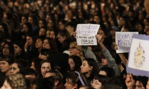 Cientos de personas durante una manifestación convocada por el Movimiento Feminista de Euskal Herria por el 8M