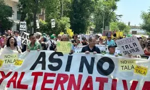 Cabecera de la manifestación que ha concitado a decenas de madrileños del distrito de Arganzuela para protestar contra la tala de árboles, a 17 de junio de 2023.