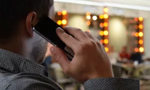 Una persona habla a través de un teléfono móvil, en una imagen de archivo