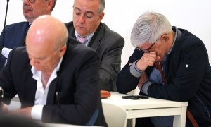 En el banquillo de los acusados se sientan el maquinista Francisco Garzón y el ex director de seguridad de Adif –el administrador ferroviario– Andrés Cortabitarte.