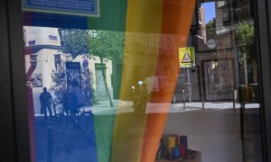 Bandera LGTBI en un escaparate del barrio de Chueca durante la celebración del Día Internacional del Orgullo LGTBI en 2021