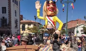 Alegoría 'La Descarada', un personaje movido por una mano negra, con cuernos y prendas militares, una crítica al gobierno durante la fiesta cívica de Cusco.