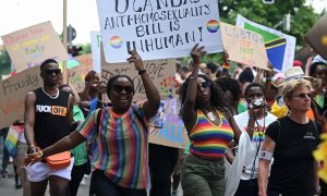 La comunidad LGBTBI protesta contra Uganda mientras participan en la marcha anual del Orgullo del Día de Christopher Street (CSD), en Munich, el 24 de junio de 2023.