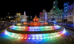 Fuentes de Cibeles con los colores del arcoiris durante el Orgullo LGTBIQ+, a 9 de julio de 2022, en Madrid.