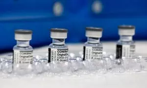 Imagen que muestra viales de vacunas contra la covid-19 desarrolladas por Pfizer.