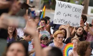 Decenas de personas durante la manifestación del Orgullo LGTBIQ+, a 28 de junio de 2023, en Nàquera (Valencia).
