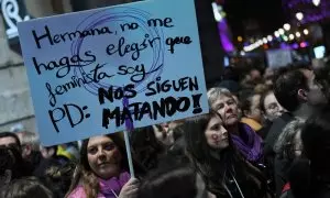 Una mujer con un cartel durante una manifestación convocada por la Comisión 8M. Archivo.