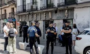Varios agentes de la Policía en el exterior de la tienda  ‘Vistebien’, donde han apuñalado a la dueña en Tirso de Molina, a 3 de julio de 2023