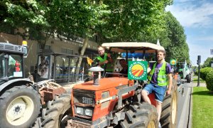 Un grup de pagesos amb un tractor manifestant-se a Madrid