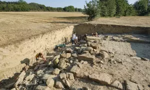 6-7-2023 Els arqueòlegs del MAC excavant a Ullastret