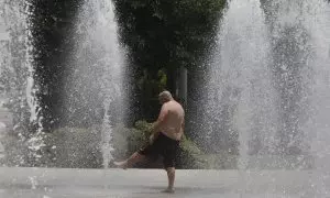 Una persona se refresca en una fuente pública de Alicante, en País Valencià, a 5 de julio de 203.