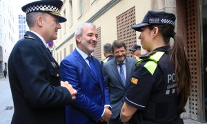 El alcalde de Barcelona, Jaume Collboni, conversa con agentes de la Guàrdia Urbana.