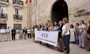 10/07/2023.-Concentración ante la puerta de Les Corts valencianes en repulsa por el asesinato ayer en Antella (València) de una mujer a manos de su pareja.