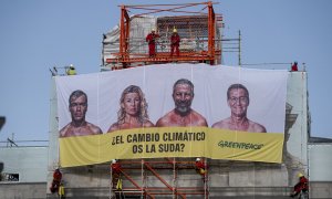 Activistas de Greenpeace han desplegado una lona en la emblemática Puerta de Alcalá de Madrid en la que preguntan a los principales candidatos a la presidencia del Gobierno si el cambio climático "se la suda".
