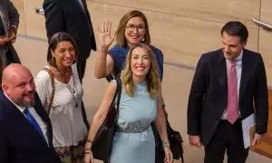 María Guardiola llega a la Cámara extremeña.