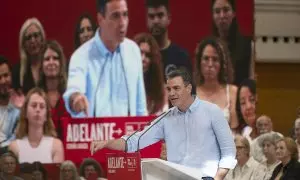 El candidato del PSOE a la reelección como presidente, Pedro Sánchez (c), durante un acto electoral este jueves, en Santander