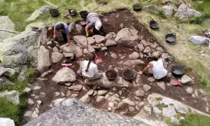 17-7-2023 Excavació de les restes d'una casa de l'Edat del Bronze anticc on s'observa la base 7d'una paret de pedra