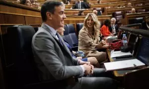 El presidente del Gobierno, Pedro Sánchez y la vicepresidenta segunda y ministra de Trabajo y Economía Social, Yolanda Díaz, durante una sesión de control al Gobierno