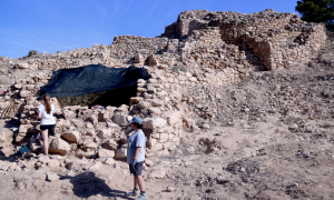 18-7-2023 Vista de la part superior de les excavacions del poblat ibèric de Tivenys
