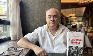 El historiador Francisco Sánchez Pérez junto a su nuevo libro.