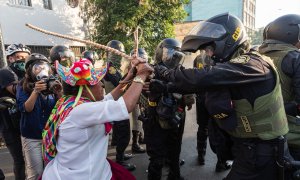 Un manifestante se enfrenta a un policía durante una protesta contra la presidenta de Perú, Dina Boluarte, en enero