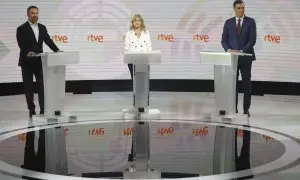 Los candidatos a la presidencia del Gobierno, (i-d) Santiago Abascal, Yolanda Diaz y Pedro Sánchez, antes del inicio del debate electoral que se celebra este miércoles en Madrid.