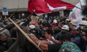 19/07/2023 - La policía se enfrenta con manifestantes durante protestas en las que reclaman la renuncia de la presidenta Dina Boluarte y el cierre del Congreso hoy, en Lima (Perú). La Policía Nacional del Perú (PNP) retiró a los cientos de manifestantes