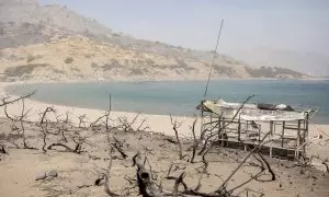 La playa próxima al pueblo de Kiotari, en Rodas, después de haber sido arrasada por el fuego, a 24 de julio de 2023.