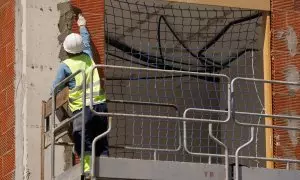Un obrero durante la construcción de una obra, a 10 de mayo de 2023, en Madrid (España).