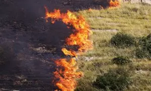 El fuego quema un terreno en la región de Capaci, en Italia, a 25 de julio de 2023
