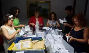 Trabajadoras de la junta electoral y representantes de partidos políticos inician el recuento de votos emitidos por los residentes en el extranjero este viernes 28 de julio de 2023.