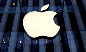 Imagen del logo de Apple en su sede de Manhattan, en Nueva York.