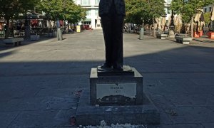 La estatua de García Lorca amanece dañada en la plaza de Santa Ana, Madrid, a 1 de agosto de 2023.
