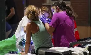 Sanitarios atienden a los afectados por la fuerte explosión de gas que se ha producido en la noche de este martes en la calle Goya de Valladolid.
