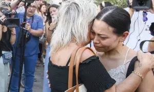 Familiares, amigos y vecinos ante las puertas del Ayuntamiento de Utrera, durante el minuto de silencio en memoria de Erica Vanessa Reyes Álvarez
