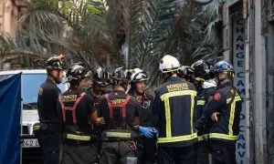 Bombers al Raval de Barcelona on ha caigut una palmera a una dona