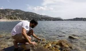 Joao Carvalho del Instituto de la Sorbona mide la temperatura de las aguas del Mar Mediterráneo en Villefranche-sur-Mer, Francia, a 08/04/2023.