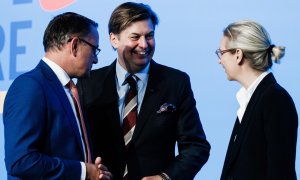 El miembro de la junta del partido Alternativa para Alemania (AfD) Maximilian Krah (c), el copresidente Tino Chrupalla (i) y la copresidenta Alice Weidel (d), a 28 de julio de 2023.