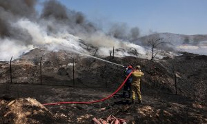 Los bomberos intentan extinguir un incendio en Sesklo, en el centro de Grecia, el 26 de julio de 2023.