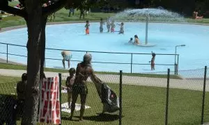 Niños se bañan en una piscina, a 8 de agosto de 2023. Rosa Veiga