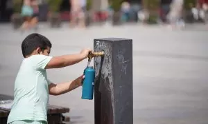 09/08/2023 - Un niño llena una botella de agua en una fuente, a 9 de agosto de 2023, en Vitoria Gasteiz, Álava, Euskadi.